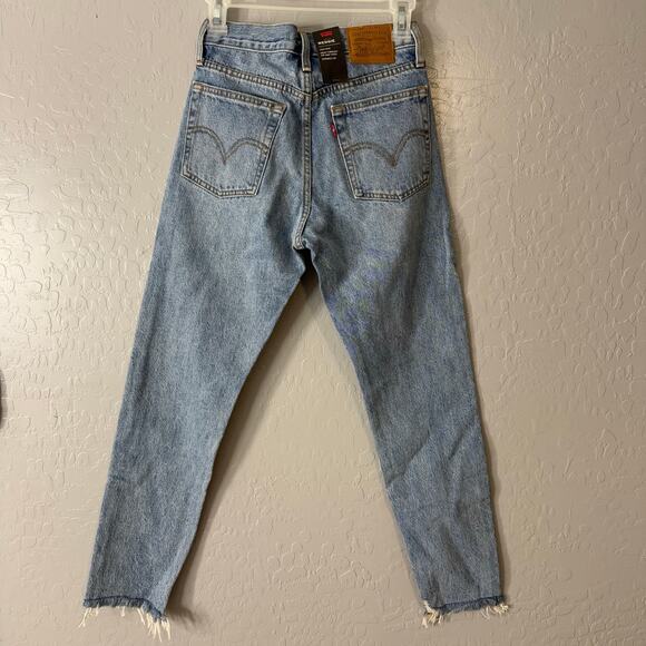 NWT Levis Premium Wedgie Tapered Jeans Women’s Size 25 High Rise Button Fly Fade - Picture 2 of 6